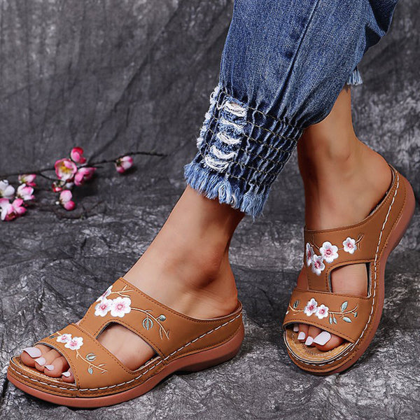Lucia: Comfortable orthopedic sandals for women